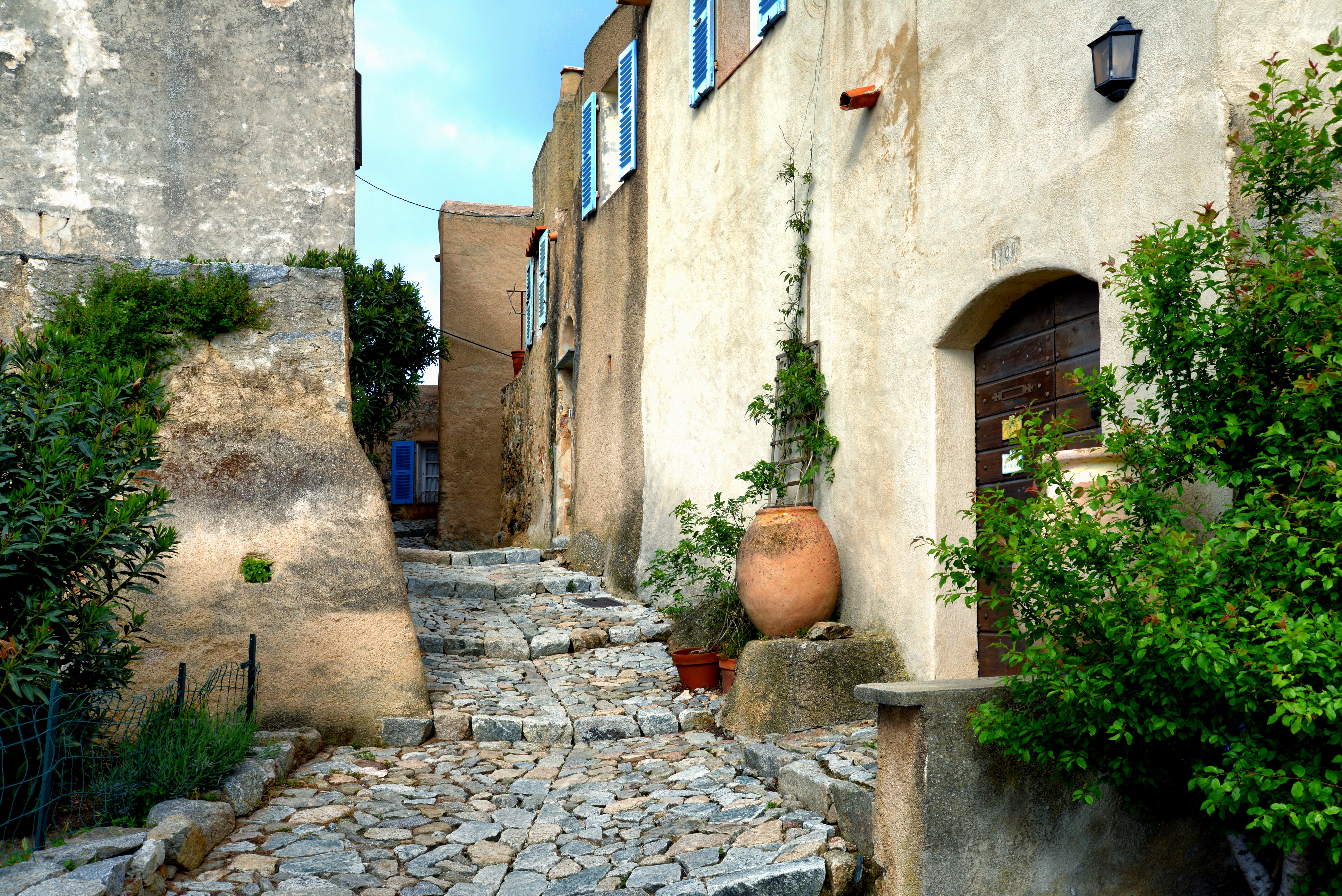 Pigna_dans_les_ruelles_du_village