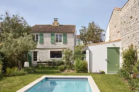 Location maison ile de R&eacute; avec patio au c&oelig;ur d'un beau village.