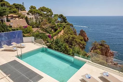 Location villa de luxe bord de mer sur la Costa Brava | ChicVillas